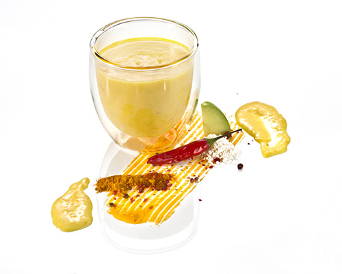Curry coconut sauce refined with pineapple and apples.