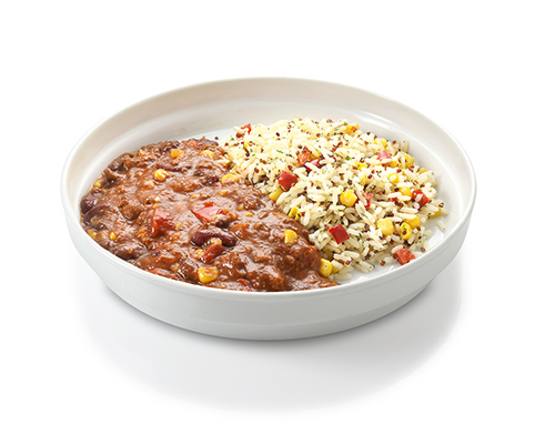 Beef-Chili mit Rindfleisch, Mais, Paprika und Kidneybohnen, dazu Quinoa-Langkornreis.