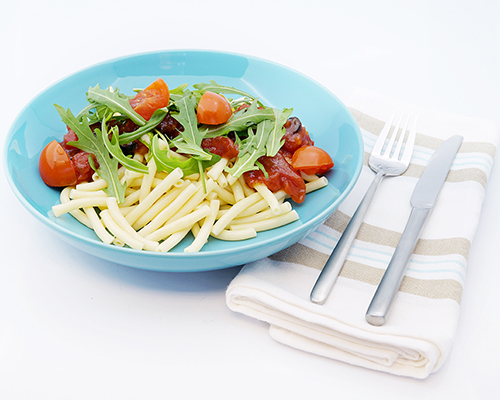 Macaroni briefly cooked al dente, cooked al dente.