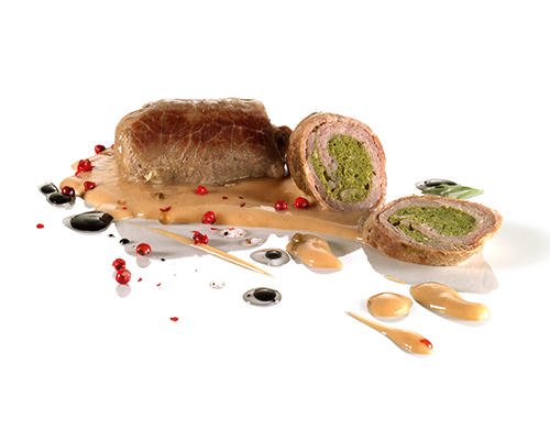 Małe roladki cielęce nadziewane borowikami i pesto, w lekkim kremie pieprzowym.