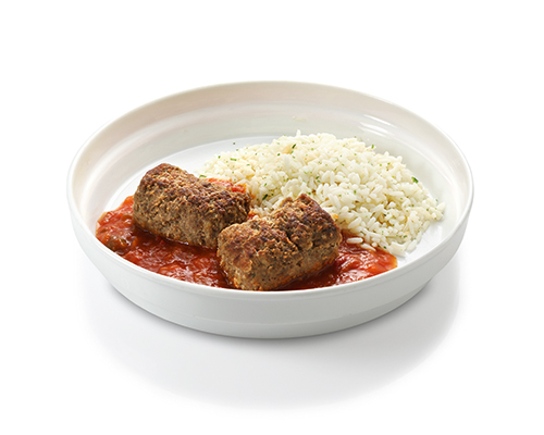 Bifteki mit Paprikasauce aus Rindfleisch, gefüllt mit Hirtenkäse, dazu Langkornreis.