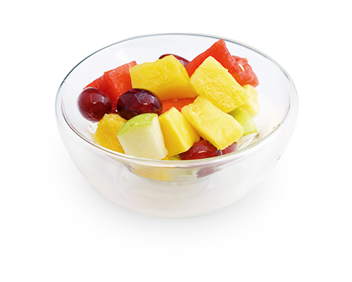 Obstsalat "Sunny Bites" mit Äpfeln, Wassermelone, Ananas, Orangen, Trauben und Mangos.