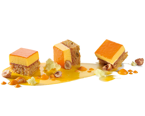 Mango-Rübli-Cube klassischer Rüblibiskuit nach schweizer Art, mit fruchtiger Mangomousse und Karottengelee, 4 x 4 cm.