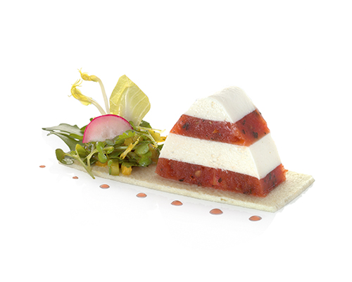 Ziegenkäse-Tomaten-Terrine mit mediterranen Kräutern, abwechselnd geschichtet, 4,5 x 32,5 cm.