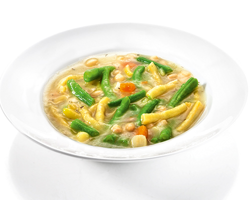 Gulasz z trzech rodzajów fasoli z wędzonym mięsem, ziemniakami i pokrojoną w kostkę marchewką.