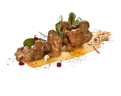 Köttbullar in Rahmsauce klassisch gekocht nach schwedischer Art, abgerundet mit Preiselbeeren.