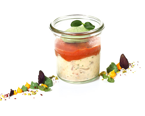 Vitello tonnato aus Kalbsfleisch und Thunfisch, mit Tomaten-Relish und Rucolafrischkäsenocke, im hohen Weckglas.