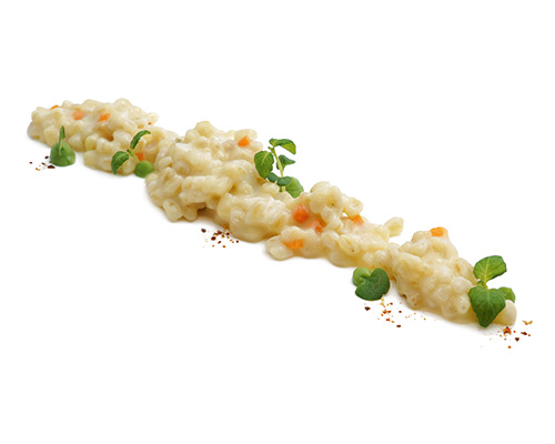 Delikatne pszenne risotto z warzywnym brunoise, dopełnione crème fraîche i twardym serem.