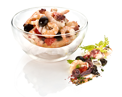 Meeresfrüchtecocktail Meeresfrüchtemischung mit schwarzen Oliven, in einer Knoblauch-Vinaigrette.