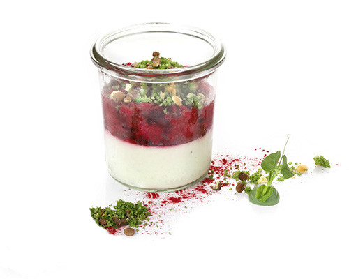Lachs und Rote Bete feat. Meerrettich und Gurke Räucherlachs mit Rote Bete und Orange, auf Meerrettich-Gurken-Mousse, mit Linsen-Haselnuss-Topping, Im hohen Weckglas.