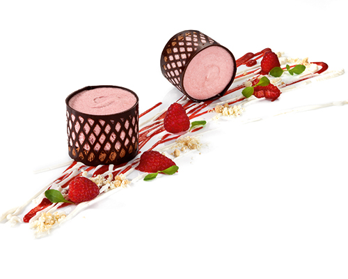Raspberry mousse in a chocolate lattice Fruity raspberry mousse in dark chocolate, ø 6 cm.