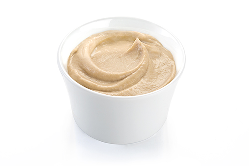 Śniadanie na słodko z kawy, chleba i malin.