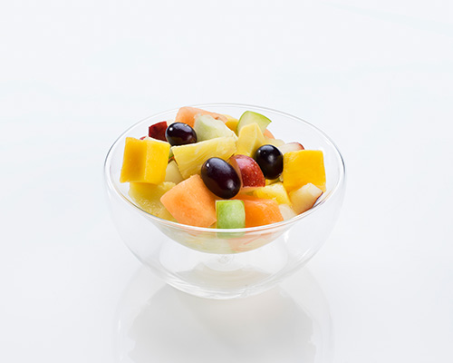 Obstsalat "Sweet Melody" mit Äpfeln, Ananas, gelbe Melone, Cantaloupmelone, Wassermelone und Trauben.