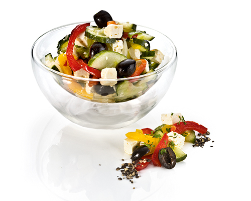 Hirtensalat mit Hirtenkäse, Salatgurken, Paprika, Zwiebeln und schwarzen Oliven, in Knoblauch-Vinaigrette.