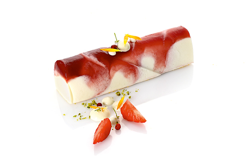 Sanderrette melt-in-the-mouth yoghurt mousse, with fruity strawberry on a crispy chocolate base, 12 cm x 3.5 cm.