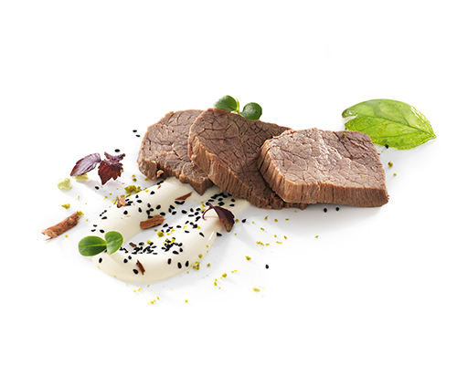 Zarter Tafelspitz vom Rind im Fond gegart, in Scheiben geschnitten, In Scheiben geschnitten.