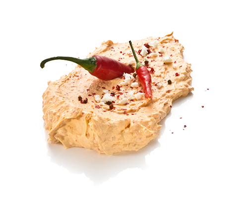 Peppadewfrischkäse-Zubereitung mit Frischkäse, Peppadewstückchen und Chilis.