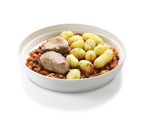 Schweinemedaillons auf Ratatouillegemüse mit Auberginen, Paprika und Zucchini, in feiner Tomatensauce, dazu Kartoffeln.