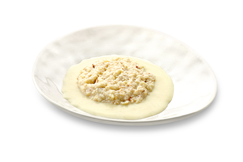 Kaiserschmarrn mit Vanillesauce grob zerkleinert, mit Stückchen.