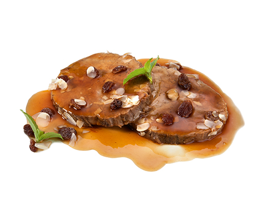 Rheinischer Sauerbraten mit Mandeln und Rosinen, in typischer Sauce, in Scheiben geschnitten.