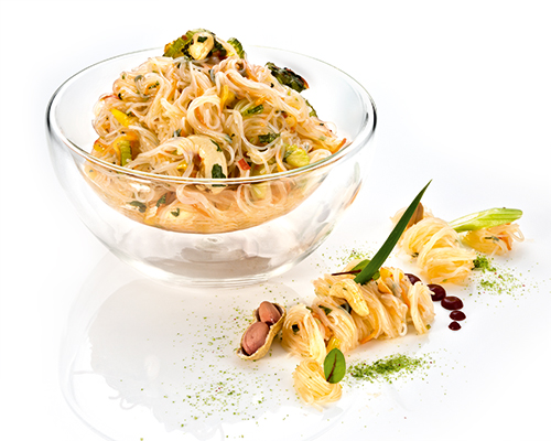 Glasnudelsalat mit Glasnudeln, Staudensellerie, Paprika, Karotten, Cashewnüssen und Koriander, in Vinaigrette nach asiatischer Art.