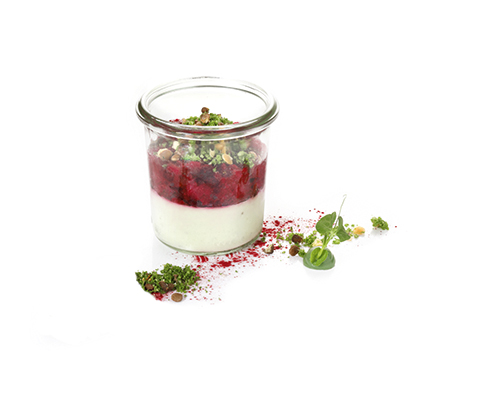 Lachs und Rote Bete feat. Meerrettich und Gurke Räucherlachs mit Rote Bete und Orange, auf Meerrettich-Gurken-Mousse, mit Linsen-Haselnuss-Topping, Im hohen Weckglas.