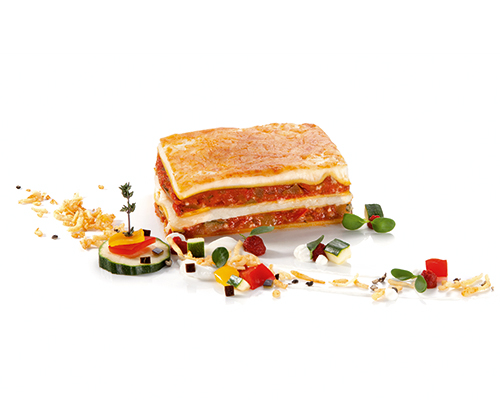 Lasagne nach provenzalischer Art mit mediterranem Gemüse und cremiger Béchamelsauce, 6,2 x 10 cm.