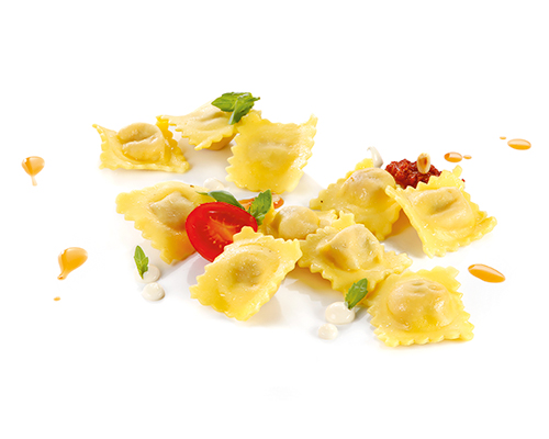 Ravioli with tomato and mozzarella, cooked al dente, cooked al dente.