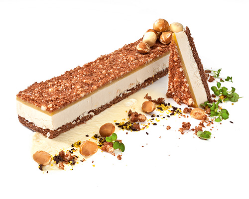Macadamiamousse mit Mirabelle Mousse von der Macadamianuss auf Schokobiskuit-Boden, mit Mirabellengelee und Topping aus  Macadamianüssen und Biskuitbröseln, 4 x 18 cm.