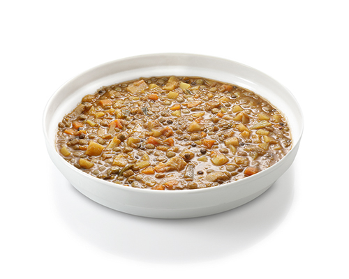 Kräftiger Linseneintopf mit roten Linsen, Kartoffeln und Gemüse.