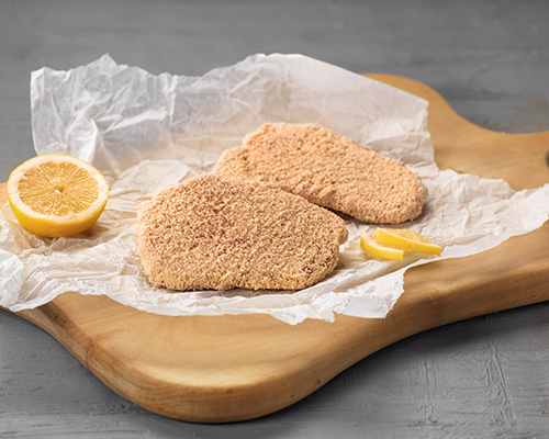 Schweineschnitzel paniert, roh, aus dem Rücken.