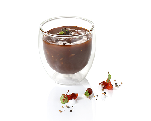 Mocny sos dopełniony boczkiem, cebulą i pomidorami.