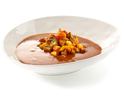 Omas Gulaschsuppe mit Rindfleisch, Paprika und Kartoffeln.