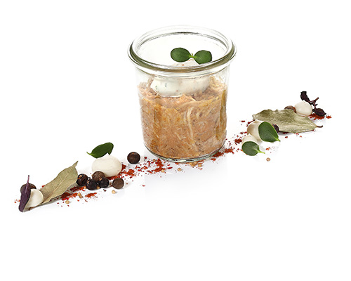 Pulled Chicken mit Bacon-Chili-Cheese-Nocke zartes Hühnchenfleisch, abgerundet mit Erdnussbutter, mit einer Nocke aus Bacon, Chili und Käse, Im hohen Weckglas.