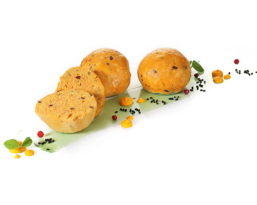 Vegane Tofuklöße nach mediterraner Art mit Langkornreis, Auberginen, Zucchini und Paprika.