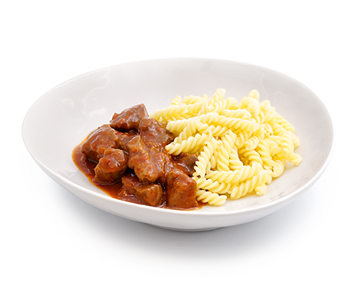 Rindergulasch nach ungarischer Art in brauner Paprikasauce, mit Spirelli.