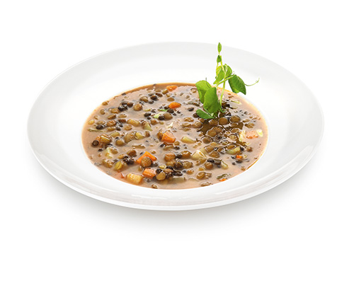 Ekologiczny wegański gulasz z soczewicy z marchewką, selerem, ziemniakami i porem, lekko aromatyzowany.