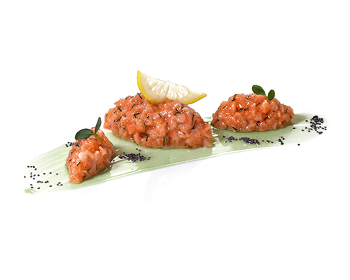 Tatar vom geräucherten Lachs abgerundet mit Meerrettich und Zitrone.