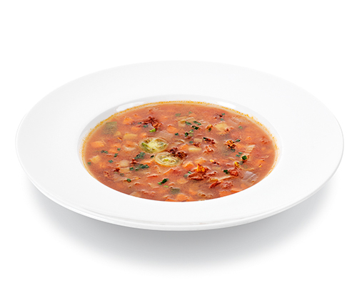 Minestrone nach italienischer Art mit weißen Bohnen, Lauch, Zucchini, Karotten und Zwiebeln, verfeinert mit Hartkäse.