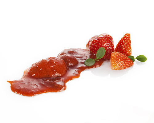 Galaretka truskawkowo-rabarbarowa z dużymi kawałkami.