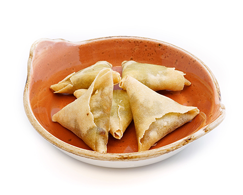Samosa Teigtaschen mit Gemüse, Kartoffeln und Glasnudeln.