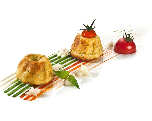 Mini-Gugelhupf Caprese mit Tomaten, Mozzarella, Basilikum und Olivenöl.