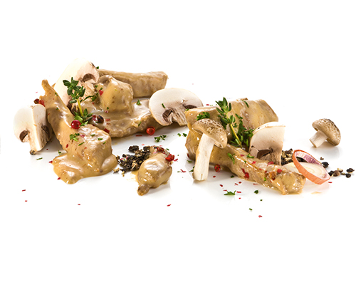 Kalbsrahmgeschnetzeltes aus der Nuss, in der Pfanne gebraten, in Champignonrahmsauce.