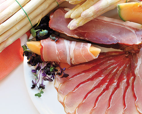 Schinkenspeck roh, Geschnitten.