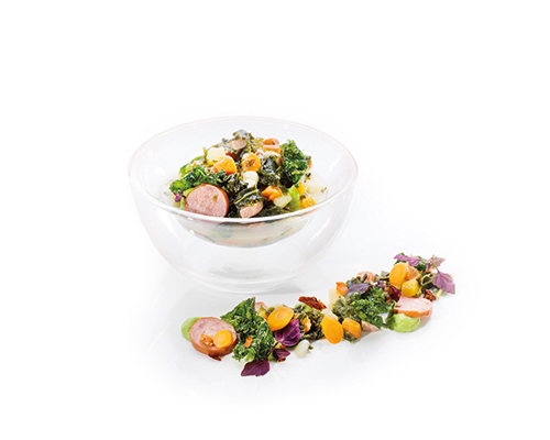 Grünkohleintopf mit Krakauer, Kassler und Kartoffel-, Kürbis- und Karottenwürfeln.