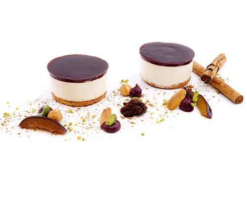 Mandelnougat mit Zwetschge auf Nussboden zartschmelzende Mandelnougatmousse mit Dulcey-Schokolade und fruchtigen Zwetschgenspiegel.