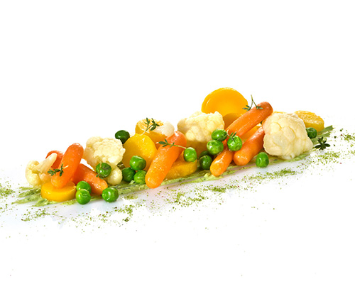 Frühlingsgemüse mit Erbsen, Blumenkohl und Karotten.