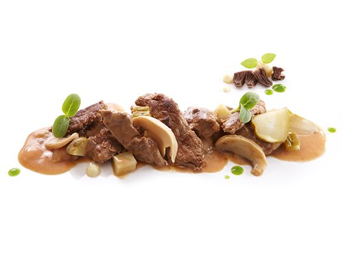 Boeuf Stroganoff mit Champignons, Zwiebeln und Gurken, in Rahmsauce.