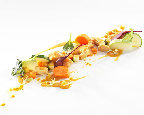 Sliced turkey breast with carrots, courgettes and kohlrabi, in a curry vegetable sauce.