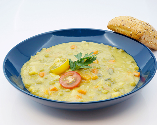 Veganer Erbseneintopf mit Kartoffeln, Sellerie, Karotten und Lauch.